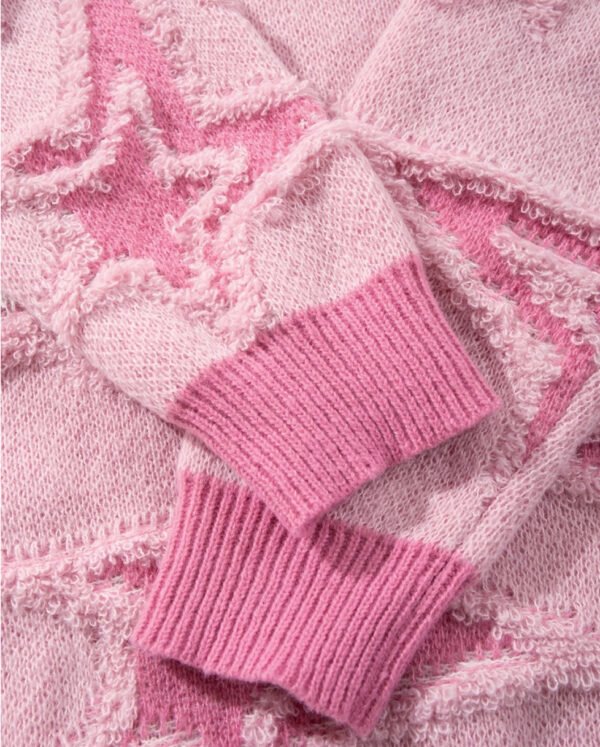 Pull Tricoté Tendance – Fond Noir et Motif d'Étoiles Roses Contrastées