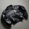 Veste Bomber Urbaine pour Homme – Imprimé Chicago Script avec Contour Contrasté
