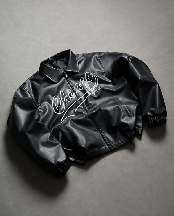 Veste Bomber Urbaine pour Homme – Imprimé Chicago Script avec Contour Contrasté