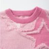 Pull Tricoté Tendance – Fond Noir et Motif d'Étoiles Roses Contrastées