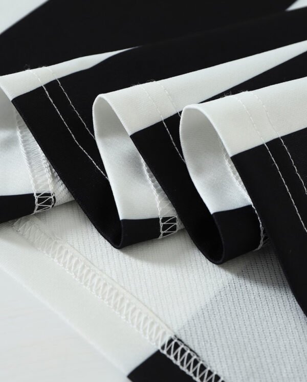 Polo Homme à Larges Rayures Noires et Blanches – Col Structuré Style Rétro Chic