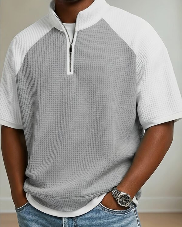Polo d'Été pour Homme en Tricot Gaufré – Coupe Ample, Col Zippé Demi-Ouvert et Design Patchwork