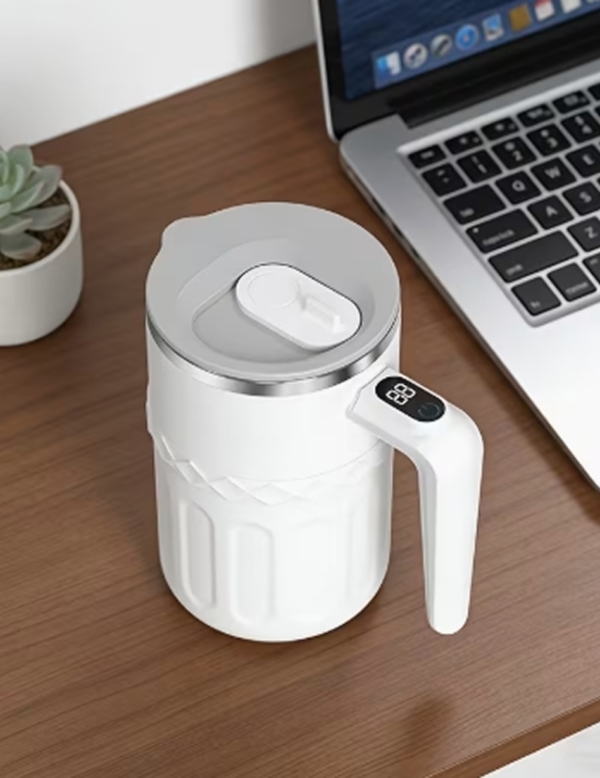 Gobelet Auto-Agitant Magnétique Intelligent avec Affichage Numérique – Tasse Mixeur Électrique Portable à une Touche pour Café, Protéines, Shakes et Boissons Instantanées