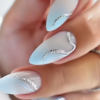 Faux Ongles Press-On Forme Amande de Longueur Moyenne – Kit de 24 Pièces Style Français Dégradé Bleu Frais d'Été avec Ligne Argentée