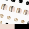 24 ongles d'orteils courts carrés noirs et dorés à paillettes avec accents rayés et finition brillante
