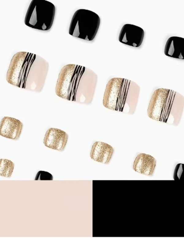 24 ongles d'orteils courts carrés noirs et dorés à paillettes avec accents rayés et finition brillante