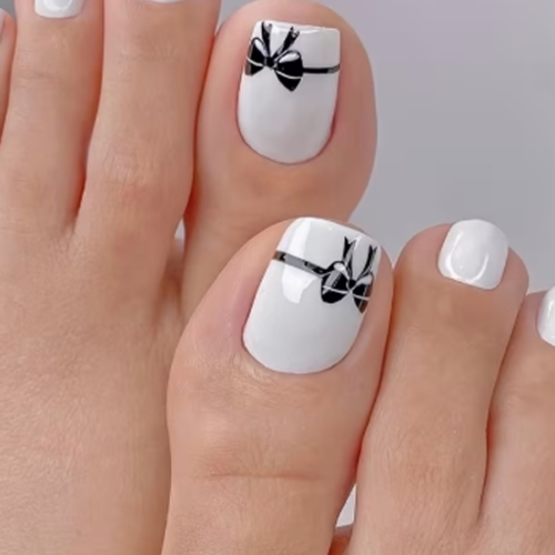 Rectangle 876 (78) Faux Ongles d'Orteils Press-On Carrés Courts Noir et Blanc – Kit de 24 Pièces Style "Doux & Cool" avec Nœud Blanc et Finition Brillante