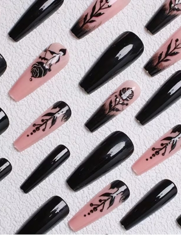 Faux Ongles Forme Ballet Style "Doux Cool Épice" à Motif Floral – Kit de 24 Pièces Brillantes Prêtes à Poser