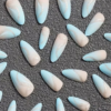 Faux Ongles Press-On Forme Amande de Longueur Moyenne – Kit de 24 Pièces Style Français Dégradé Bleu Frais d'Été avec Ligne Argentée