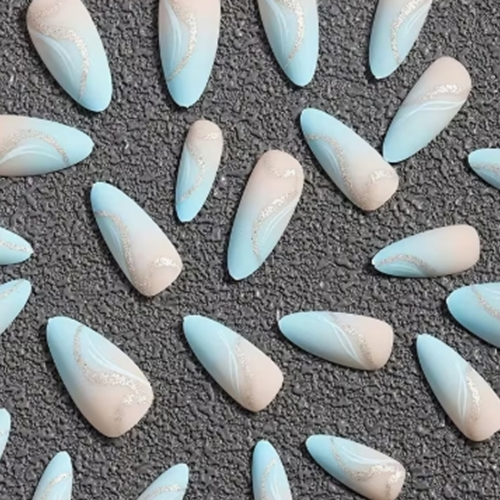 Rectangle 877 (62) Faux Ongles Press-On Forme Amande de Longueur Moyenne – Kit de 24 Pièces Style Français Dégradé Bleu Frais d'Été avec Ligne Argentée
