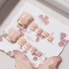 Rectangle 877 (67) Faux Ongles Press-On Carrés Courts Style Français – Kit de 24 Pièces Rose Nude et Blanc avec Fleurs 3D, Perles Dorées et Accessoires