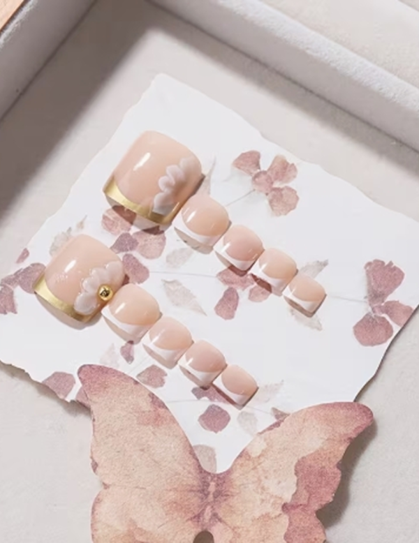 Rectangle 877 (67) Faux Ongles Press-On Carrés Courts Style Français – Kit de 24 Pièces Rose Nude et Blanc avec Fleurs 3D, Perles Dorées et Accessoires