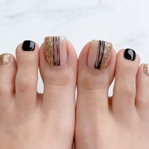 24 ongles d'orteils courts carrés noirs et dorés à paillettes avec accents rayés et finition brillante