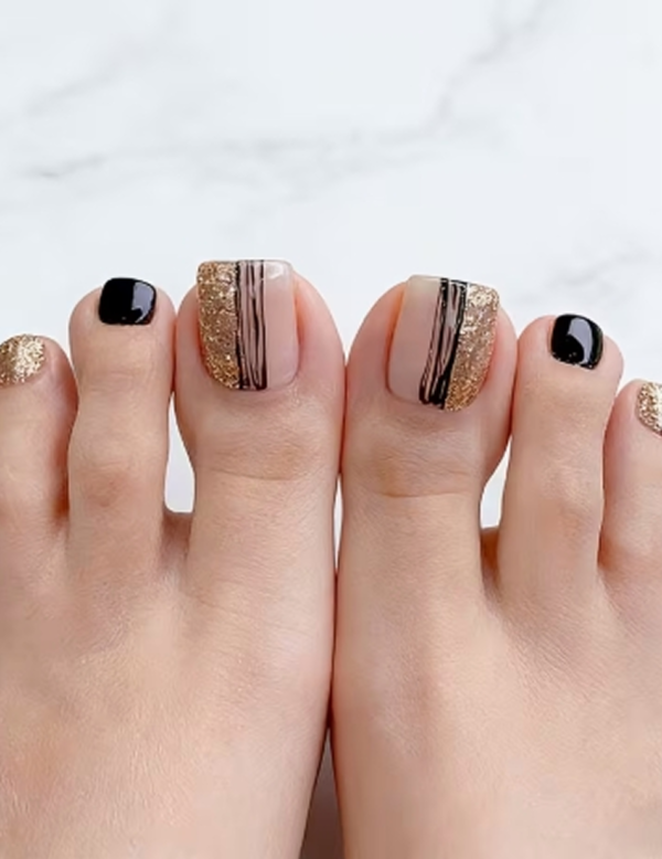 24 ongles d'orteils courts carrés noirs et dorés à paillettes avec accents rayés et finition brillante
