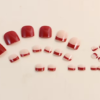 Faux Ongles d'Orteils Press-On Carrés Courts – Kit de 24 Pièces avec Bords Rouges et Motifs Géométriques Simples et Sophistiqués
