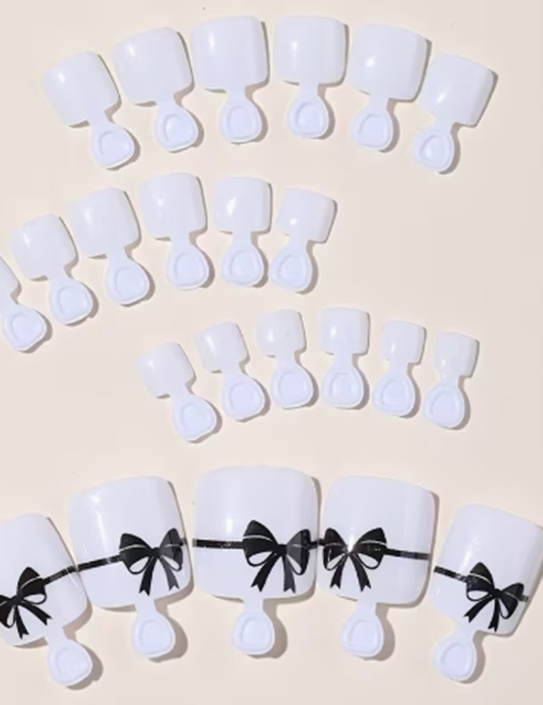 Faux Ongles d'Orteils Press-On Carrés Courts Noir et Blanc – Kit de 24 Pièces Style "Doux & Cool" avec Nœud Blanc et Finition Brillante
