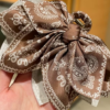 Grande Pince à Cheveux Crabe Couleur Café Style Bohème – Accessoire Cheveux pour Femme avec Motifs Fleur de Cajou, Papillon et Nœud