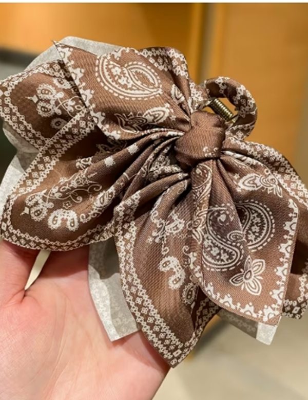 Grande Pince à Cheveux Crabe Couleur Café Style Bohème – Accessoire Cheveux pour Femme avec Motifs Fleur de Cajou, Papillon et Nœud