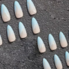 Faux Ongles Press-On Forme Amande de Longueur Moyenne – Kit de 24 Pièces Style Français Dégradé Bleu Frais d'Été avec Ligne Argentée
