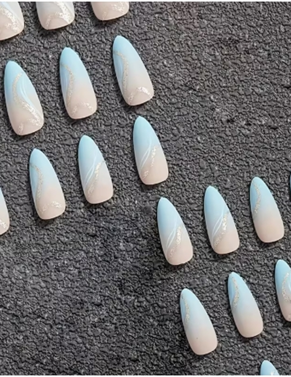 Faux Ongles Press-On Forme Amande de Longueur Moyenne – Kit de 24 Pièces Style Français Dégradé Bleu Frais d'Été avec Ligne Argentée