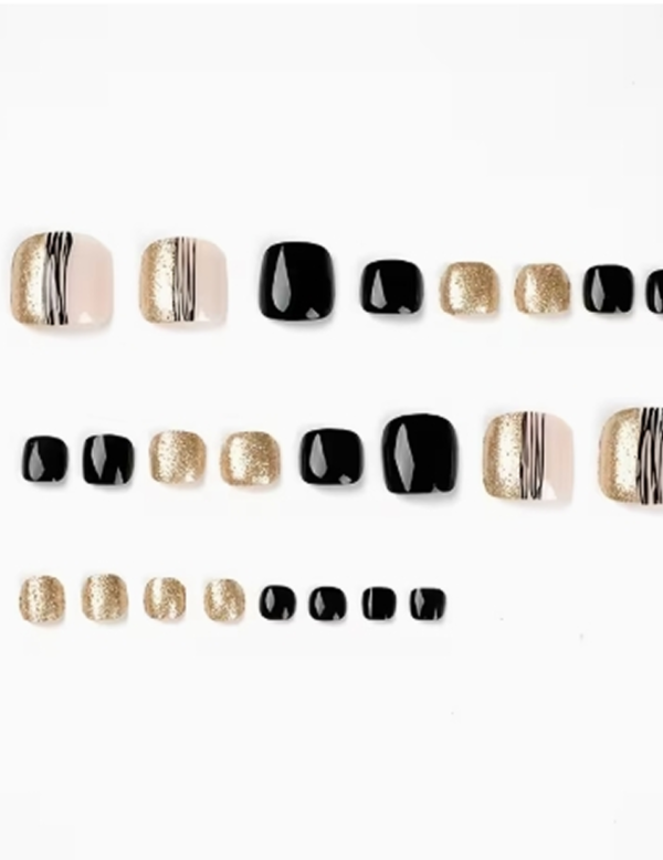 24 ongles d'orteils courts carrés noirs et dorés à paillettes avec accents rayés et finition brillante
