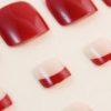 Faux Ongles d'Orteils Press-On Carrés Courts – Kit de 24 Pièces avec Bords Rouges et Motifs Géométriques Simples et Sophistiqués