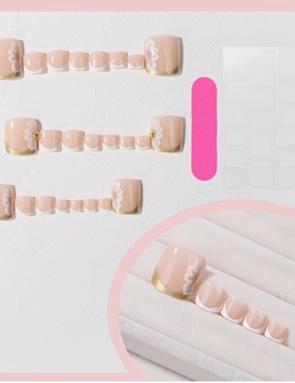 Rectangle 879 (57) Faux Ongles Press-On Carrés Courts Style Français – Kit de 24 Pièces Rose Nude et Blanc avec Fleurs 3D, Perles Dorées et Accessoires