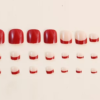 Faux Ongles d'Orteils Press-On Carrés Courts – Kit de 24 Pièces avec Bords Rouges et Motifs Géométriques Simples et Sophistiqués