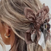 Grande Pince à Cheveux Crabe Couleur Café Style Bohème – Accessoire Cheveux pour Femme avec Motifs Fleur de Cajou, Papillon et Nœud