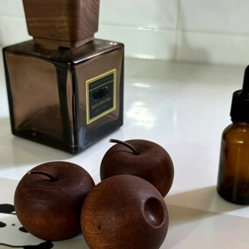 Lot de 1 à 4 Diffuseurs en Bois Massif Forme Pomme – Diffuseur d'Aromathérapie Naturel pour Voiture, Chambre, Bureau & Salon – Décoration Écoresponsable & Idée Cadeau de Noël