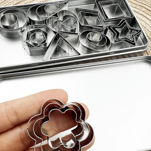Set de 30 Mini-Emporte-Pièces en Acier Inoxydable avec Boîte de Rangement en Fer – Formes Géométriques & Motifs Étoile, Fleur, Cœur, Rond, Carré – Moules Découpe-Pâte & Mini-Anneaux à Mousse pour Biscuits, Pâtisserie & DIY
